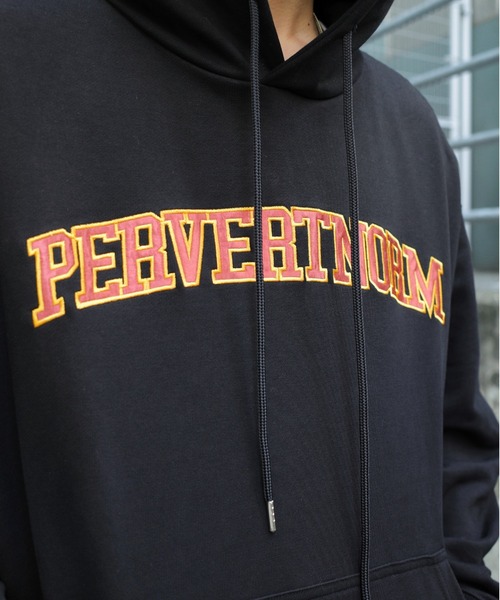 WHO'S WHO gallery（フーズフーギャラリー）の「【KOOKY'N/クーキー】カレッジ刺繍フーディー（パーカー・メンズ・ホワイト/ブラック/グリーン/ネイビー・FREE）」の21枚目の写真