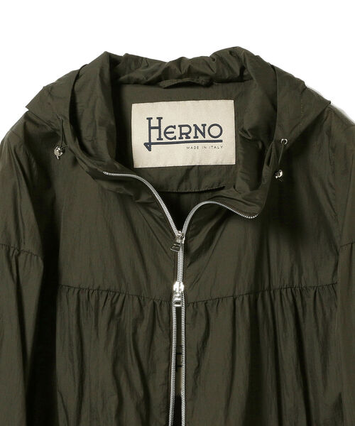 EFFE BEAMS（エッフェビームス）の「●HERNO / ギャザー フードブルゾン（ブルゾン・レディース・カーキ/ライトグレー・40）」の4枚目の写真