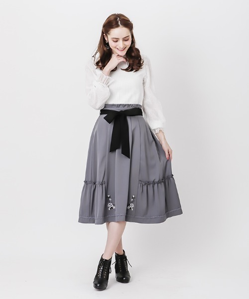 axes femme（アクシーズファム）の「花刺繍入り切替フレアスカート