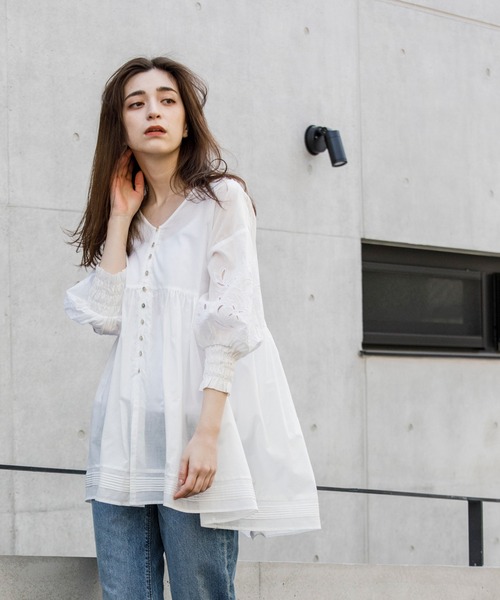 Emma Taylor（エマテイラー）の「刺繍チュニックブラウス（シャツ/ブラウス・レディース・ブラック/レッド/オフホワイト・FREE）」の11枚目の写真