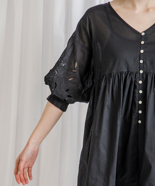 Emma Taylor（エマテイラー）の「刺繍チュニックブラウス（シャツ/ブラウス・レディース・ブラック/レッド/オフホワイト・FREE）」の18枚目の写真