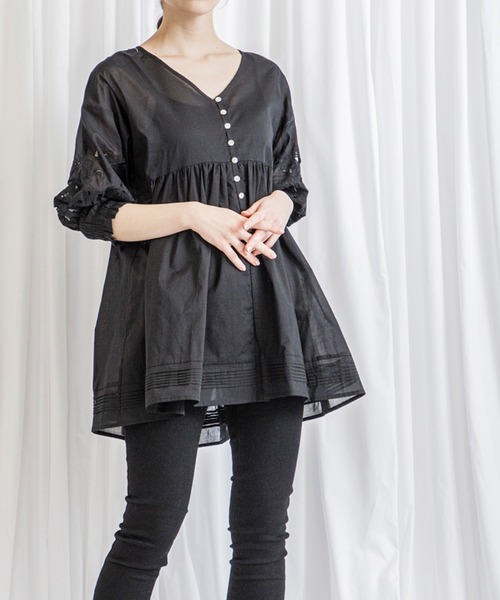 Emma Taylor（エマテイラー）の「刺繍チュニックブラウス（シャツ/ブラウス・レディース・ブラック/レッド/オフホワイト・FREE）」の4枚目の写真