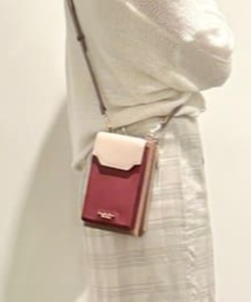 Samantha Thavasa Petit Choice（サマンサタバサ　プチチョイス）の「ウェーブフラップスマホショルダー（ショルダーバッグ・レディース・ブラック/ラベンダー/ワインレッド/ホワイト/ネイビー・FREE）」の5枚目の写真