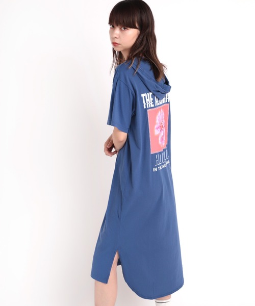 RNA(アールエヌエー)の「M1691 フラワープリントフーディTワンピース(Tシャツ/カットソー・レディース・ホワイト/ブラック/ブルー・MEDIUM)」の3枚目の写真
