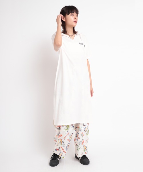 RNA(アールエヌエー)の「M1691 フラワープリントフーディTワンピース(Tシャツ/カットソー・レディース・ホワイト/ブラック/ブルー・MEDIUM)」の7枚目の写真