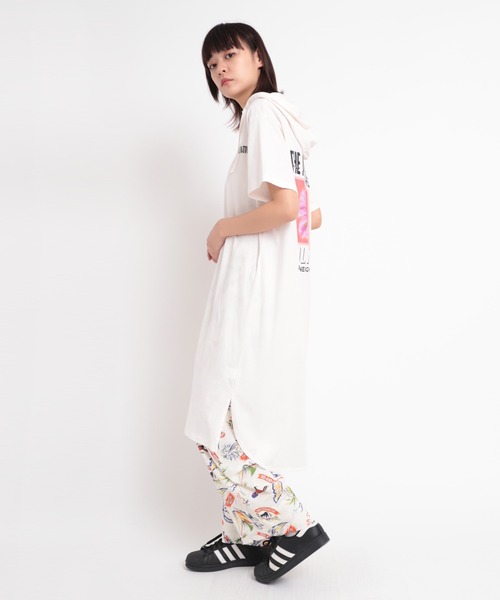 RNA(アールエヌエー)の「M1691 フラワープリントフーディTワンピース(Tシャツ/カットソー・レディース・ホワイト/ブラック/ブルー・MEDIUM)」の8枚目の写真