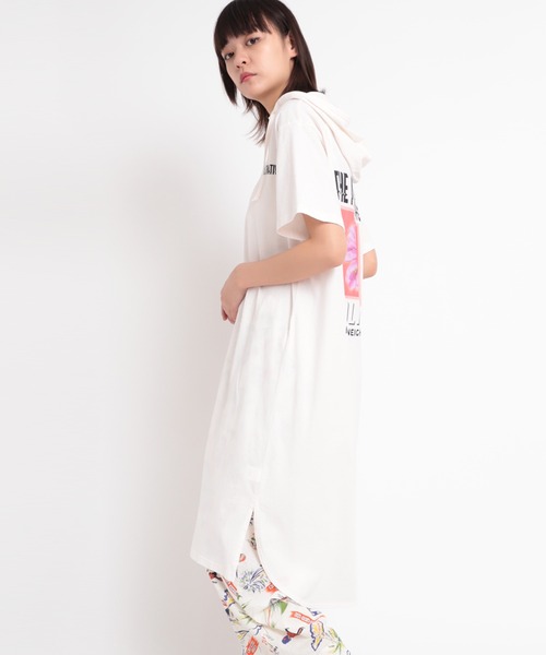 RNA(アールエヌエー)の「M1691 フラワープリントフーディTワンピース(Tシャツ/カットソー・レディース・ホワイト/ブラック/ブルー・MEDIUM)」の5枚目の写真