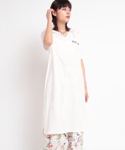 RNA(アールエヌエー)の「M1691 フラワープリントフーディTワンピース(Tシャツ/カットソー・レディース・ホワイト/ブラック/ブルー・MEDIUM)」の17枚目の写真