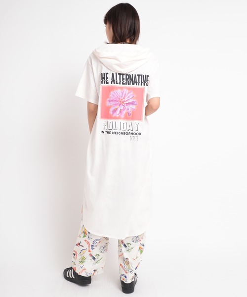RNA(アールエヌエー)の「M1691 フラワープリントフーディTワンピース(Tシャツ/カットソー・レディース・ホワイト/ブラック/ブルー・MEDIUM)」の18枚目の写真