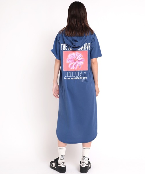 RNA(アールエヌエー)の「M1691 フラワープリントフーディTワンピース(Tシャツ/カットソー・レディース・ホワイト/ブラック/ブルー・MEDIUM)」の20枚目の写真
