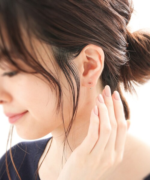 COCOSHNIK（ココシュニック）の「K10ダイヤモンド グラデアーチ ポストフープピアス（ピアス（両耳用）・レディース・アイボリー系・00）」の8枚目の写真