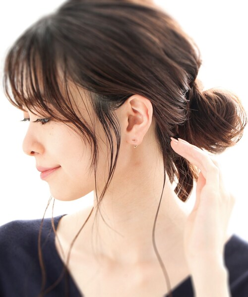 COCOSHNIK（ココシュニック）の「K10ダイヤモンド グラデアーチ ポストフープピアス（ピアス（両耳用）・レディース・アイボリー系・00）」の11枚目の写真