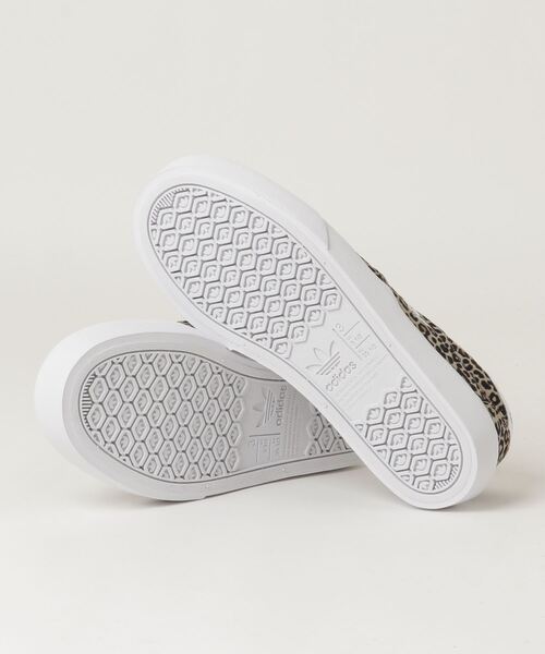 adidas（アディダス）の「コートラリー スリップ [Court Rallye Slip] アディダスオリジナルス (キッズ／子供用)（スリッポン・キッズ・ベージュ系その他・25.5cm/22.0cm/23.5cm/23.0cm/22.5cm/24.5cm/25.0cm/24.0cm）」の4枚目の写真