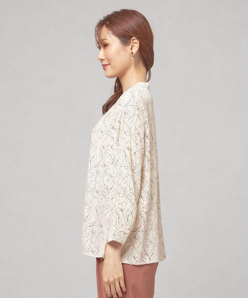 closet story（クローゼットストーリー）の「＜closet story（クローゼットストーリー）＞ラインプリント Vネック ブラウス（シャツ/ブラウス・レディース・ホワイト/ダークグレー/ライトピンク・FREE）」の4枚目の写真