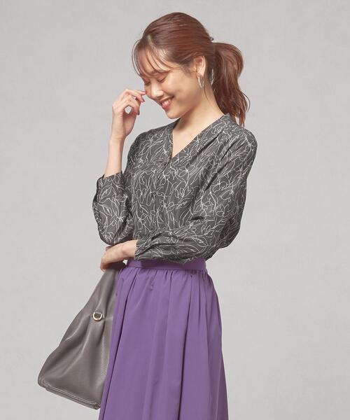 closet story（クローゼットストーリー）の「＜closet story（クローゼットストーリー）＞ラインプリント Vネック ブラウス（シャツ/ブラウス・レディース・ホワイト/ダークグレー/ライトピンク・FREE）」の7枚目の写真