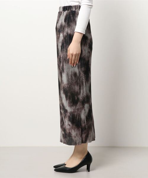 NICOLE white（ニコルホワイト）の「ボカシ柄プリーツタイトスカート（スカート・レディース・ブラック系/ベージュ系/グレー系・FREE）」の4枚目の写真
