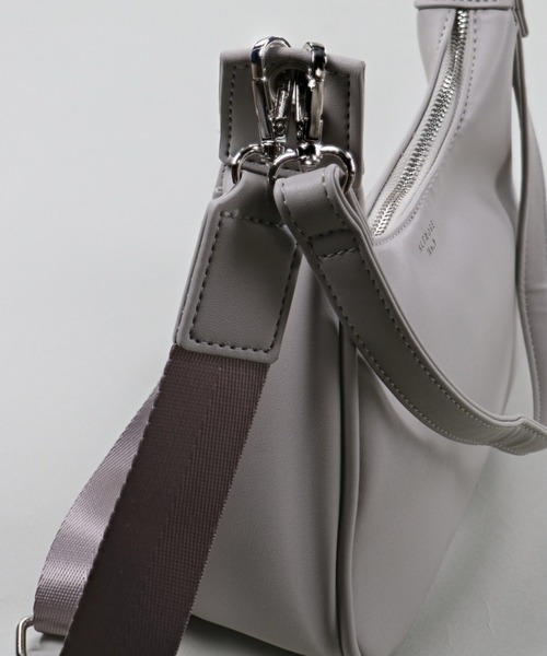 SPINNS（スピンズ）の「【2WAY仕様】ミニポーチ付き フェイクレザーショルダーバッグ（ショルダーバッグ・レディース・ブラック/グレー/アニマル・ONESIZE）」の7枚目の写真