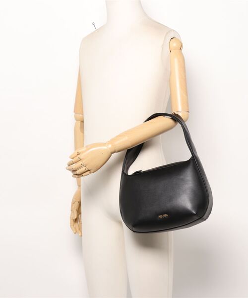 Charlot シャーロット ホーボーバッグ - ブラック CHARLES & KEITH Charlot シャーロット ホーボーバッグ 【再入荷