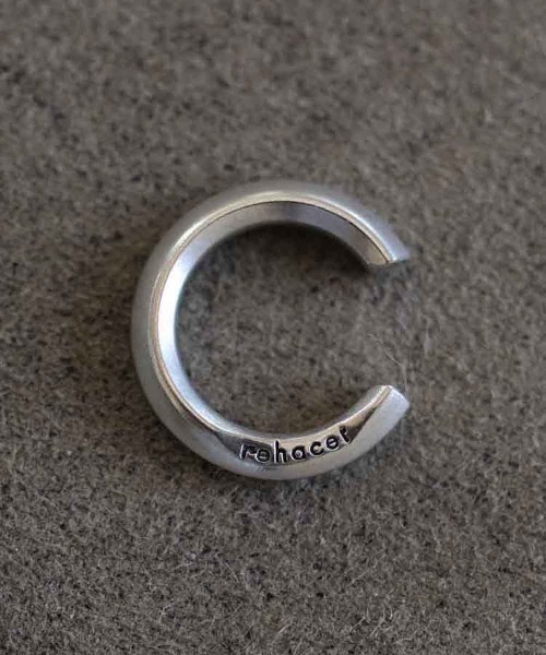 rehacer(レアセル)の「rehacer × ANIKULAPO Ear Cuff - edge- / アニクラポ カフ -エッジ -(イヤーカフ・メンズ・シルバー・FREE)」の1枚目の写真