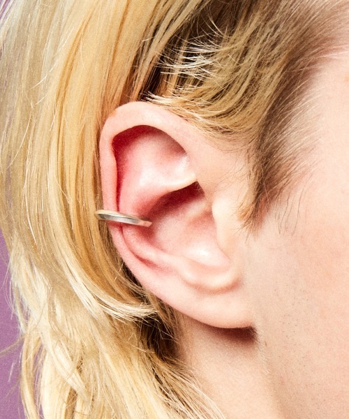 rehacer(レアセル)の「rehacer × ANIKULAPO Ear Cuff - edge- / アニクラポ カフ -エッジ -(イヤーカフ・メンズ・シルバー・FREE)」の2枚目の写真
