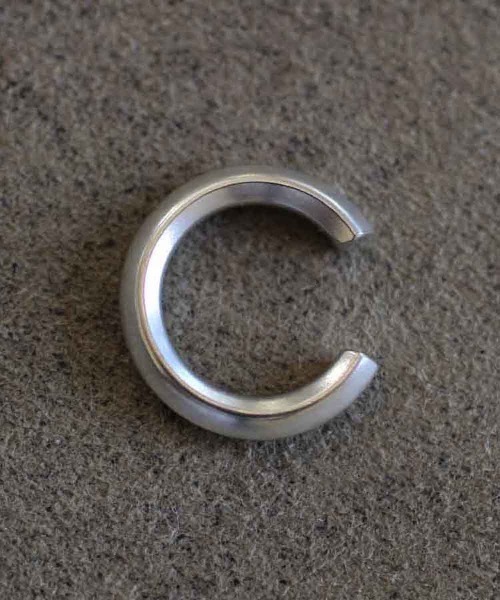 rehacer(レアセル)の「rehacer × ANIKULAPO Ear Cuff - edge- / アニクラポ カフ -エッジ -(イヤーカフ・メンズ・シルバー・FREE)」の4枚目の写真