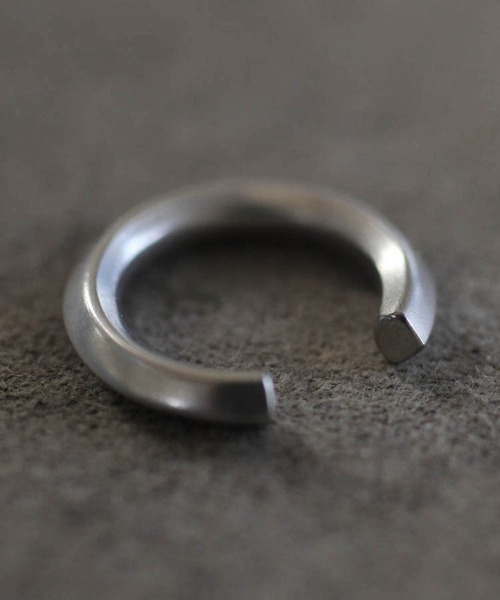 rehacer(レアセル)の「rehacer × ANIKULAPO Ear Cuff - edge- / アニクラポ カフ -エッジ -(イヤーカフ・メンズ・シルバー・FREE)」の8枚目の写真
