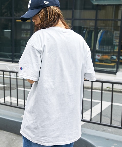 Champion(チャンピオン)の「Champion Authentic T-SHIRTS レディース チャンピオンスーパーオーバーサイズ コットンS/S Tシャツ(Tシャツ/カットソー・レディース・グレー/ホワイト/ダークグリーン/ワイン/ヘザーチャコール/アッシュ/ブラック/ロイヤルブルー/パープル/ネイビー/レッド/ライトブルー/オレンジ・S/L/M/XL)」の14枚目の写真
