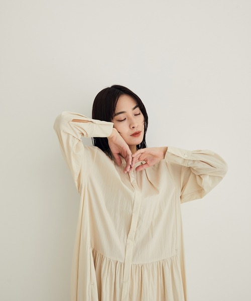 SALON adam et rope'(サロン アダム エ ロペ)の「【洗える】ティアードギャザーロングワンピース(ワンピース・レディース・オフホワイト/ライトグリーン・FREE)」の5枚目の写真