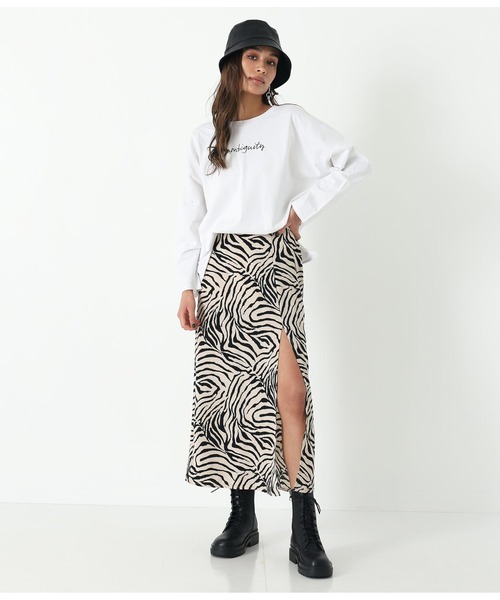 ANAP（アナップ）の「バックスリットロゴロンT（Tシャツ/カットソー・レディース・ブルー/ブラック/グレイッシュベージュ/ホワイト・FREE）」の6枚目の写真