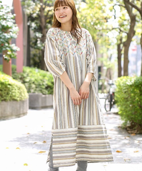 チチカカ（チチカカ）の「ShantiShanti ウィピールストライプチュニックドレス【WEB限定】（ワンピース・レディース・ブラック/ナチュラル/レッド・FREE）」の3枚目の写真