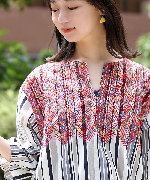 チチカカ（チチカカ）の「ShantiShanti ウィピールストライプチュニックドレス【WEB限定】（ワンピース・レディース・ブラック/ナチュラル/レッド・FREE）」の7枚目の写真