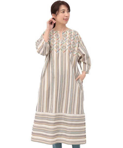 チチカカ（チチカカ）の「ShantiShanti ウィピールストライプチュニックドレス【WEB限定】（ワンピース・レディース・ブラック/ナチュラル/レッド・FREE）」の9枚目の写真