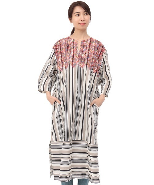 チチカカ（チチカカ）の「ShantiShanti ウィピールストライプチュニックドレス【WEB限定】（ワンピース・レディース・ブラック/ナチュラル/レッド・FREE）」の10枚目の写真