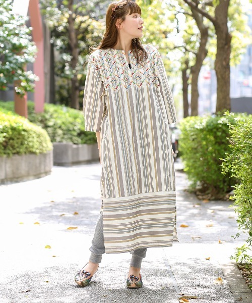 チチカカ（チチカカ）の「ShantiShanti ウィピールストライプチュニックドレス【WEB限定】（ワンピース・レディース・ブラック/ナチュラル/レッド・FREE）」の4枚目の写真