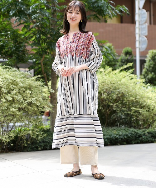 チチカカ（チチカカ）の「ShantiShanti ウィピールストライプチュニックドレス【WEB限定】（ワンピース・レディース・ブラック/ナチュラル/レッド・FREE）」の6枚目の写真