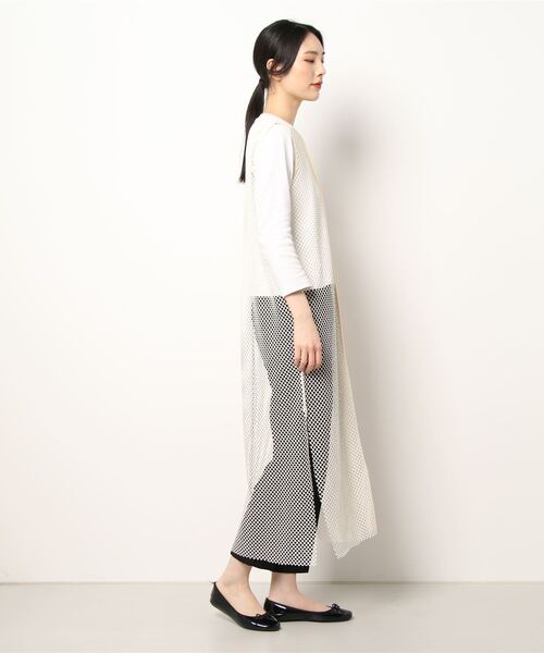 y/m by misato（イムバイミサト）の「カットメッシュロングトップス（ベスト・レディース・ブラック/アイボリー・FREE）」の4枚目の写真