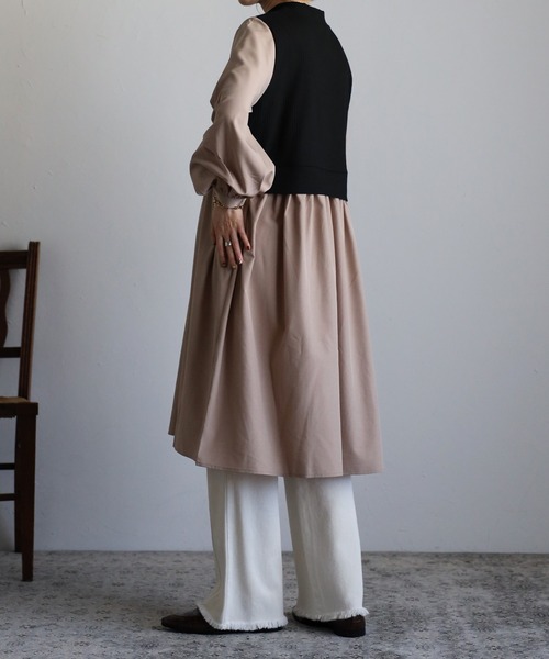 Yucca(ユッカ)の「タック7分袖ドッキングワンピース(ワンピース・レディース・アイボリー/ホワイト・MEDIUM/LARGE)」の9枚目の写真