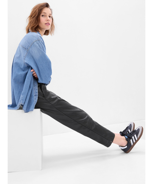 GAP（ギャップ）の「ミッドライズ フェイクレザー イージーパンツ（その他パンツ・レディース・ブラック・XS/S/M/L/XXS）」の5枚目の写真