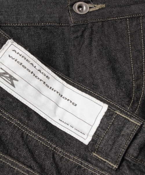 ANREALAGE(アンリアレイジ)の「ビッグウエストデニムパンツ(デニムパンツ・メンズ・ネイビー・1)」の2枚目の写真