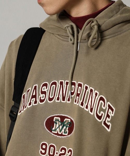 MASONPRINCE(メイソンプリンス)の「オーバーサイズ カレッジ風ロゴ ヴィンテージ加工パーカー WY6185【MASONPRINCE】(パーカー・メンズ・ベージュ/ダークグレー・L/M/S)」の3枚目の写真