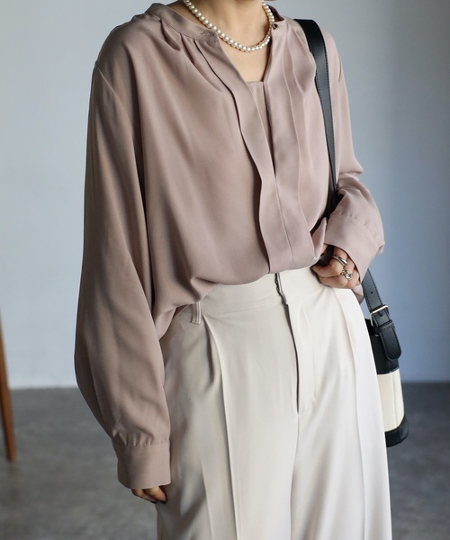 ap retro(アプレトロ)の「スキッパーボタンブラウス ノーカラーブラウス 2WAYブラウス(シャツ/ブラウス・レディース・ブラック/グレイッシュベージュ/ホワイト・FREE)」の3枚目の写真