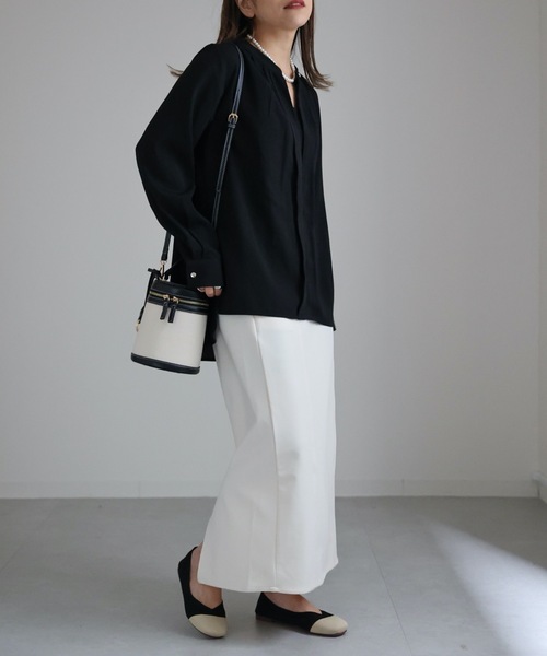 ap retro(アプレトロ)の「スキッパーボタンブラウス ノーカラーブラウス 2WAYブラウス(シャツ/ブラウス・レディース・ブラック/グレイッシュベージュ/ホワイト・FREE)」の21枚目の写真