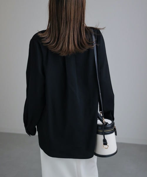 ap retro(アプレトロ)の「スキッパーボタンブラウス ノーカラーブラウス 2WAYブラウス(シャツ/ブラウス・レディース・ブラック/グレイッシュベージュ/ホワイト・FREE)」の19枚目の写真