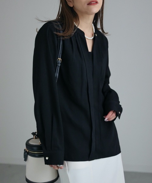 ap retro(アプレトロ)の「スキッパーボタンブラウス ノーカラーブラウス 2WAYブラウス(シャツ/ブラウス・レディース・ブラック/グレイッシュベージュ/ホワイト・FREE)」の15枚目の写真