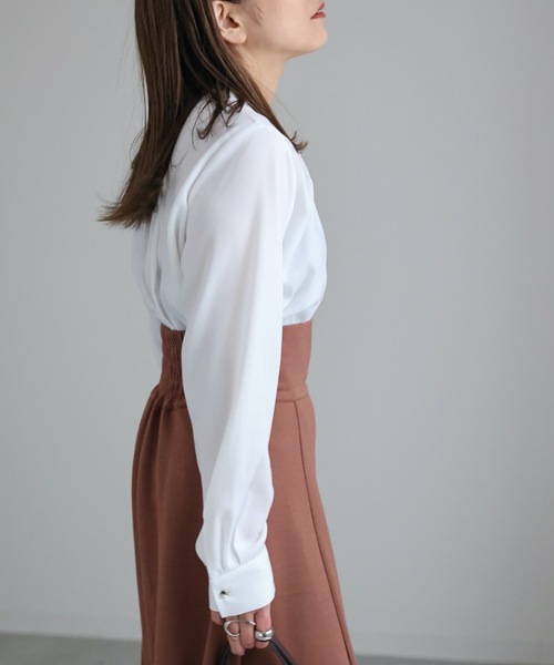 ap retro(アプレトロ)の「スキッパーボタンブラウス ノーカラーブラウス 2WAYブラウス(シャツ/ブラウス・レディース・ブラック/グレイッシュベージュ/ホワイト・FREE)」の9枚目の写真