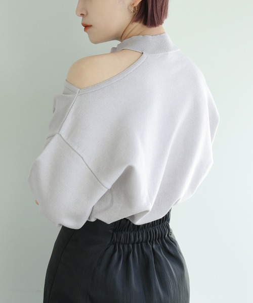 one after another NICE CLAUP(ワンアフターアナザーナイスクラップ)の「肩開きハイネックニット 2023SS(ニット/セーター・レディース・グレー/オフホワイト/ブラック/ベージュ・FREE)」の3枚目の写真