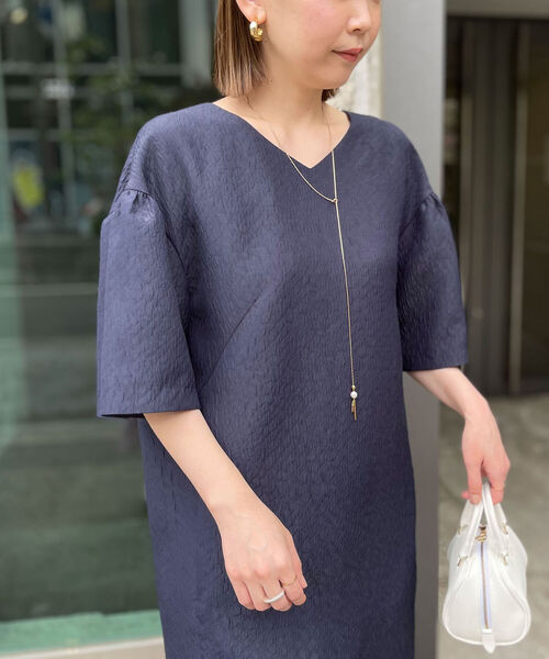 NOLLEY’S(ノーリーズ)の「◇【WEB限定】フクレジャガードギャザースリーブコクーンワンピース(ワンピース・レディース・オフホワイト/ネイビー/サックスブルー/イエロー・36/38)」の3枚目の写真