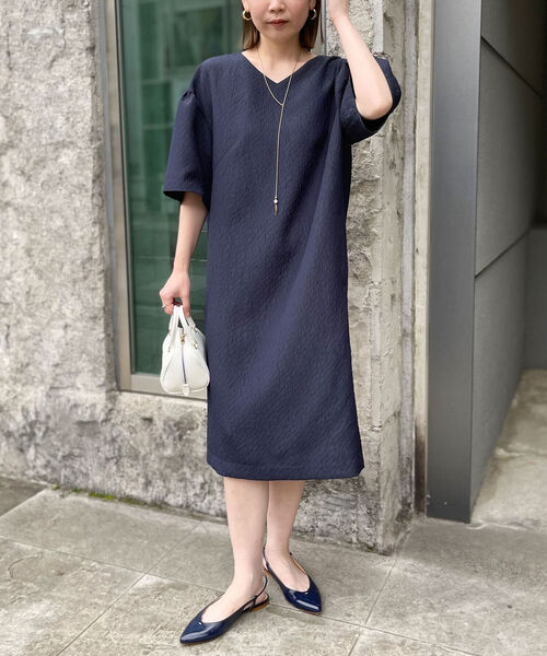 NOLLEY’S(ノーリーズ)の「◇【WEB限定】フクレジャガードギャザースリーブコクーンワンピース(ワンピース・レディース・オフホワイト/ネイビー/サックスブルー/イエロー・36/38)」の5枚目の写真