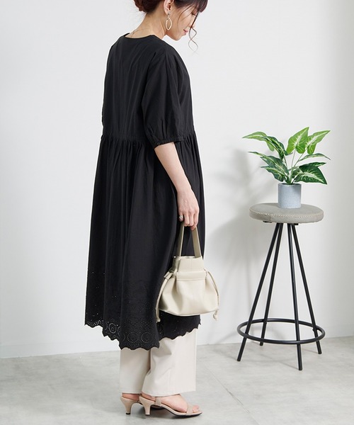 Fizz（フィズ）の「【Fizz/フィズ】　綿キャンブリック　スカラップレースガウンワンピース（ワンピース・レディース・オフホワイト/ダークブルー/グレイッシュベージュ/ブラック・M）」の15枚目の写真