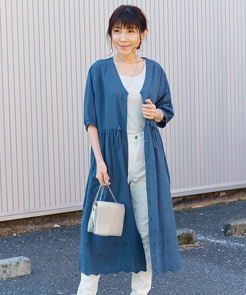 Fizz（フィズ）の「【Fizz/フィズ】　綿キャンブリック　スカラップレースガウンワンピース（ワンピース・レディース・オフホワイト/ダークブルー/グレイッシュベージュ/ブラック・M）」の10枚目の写真